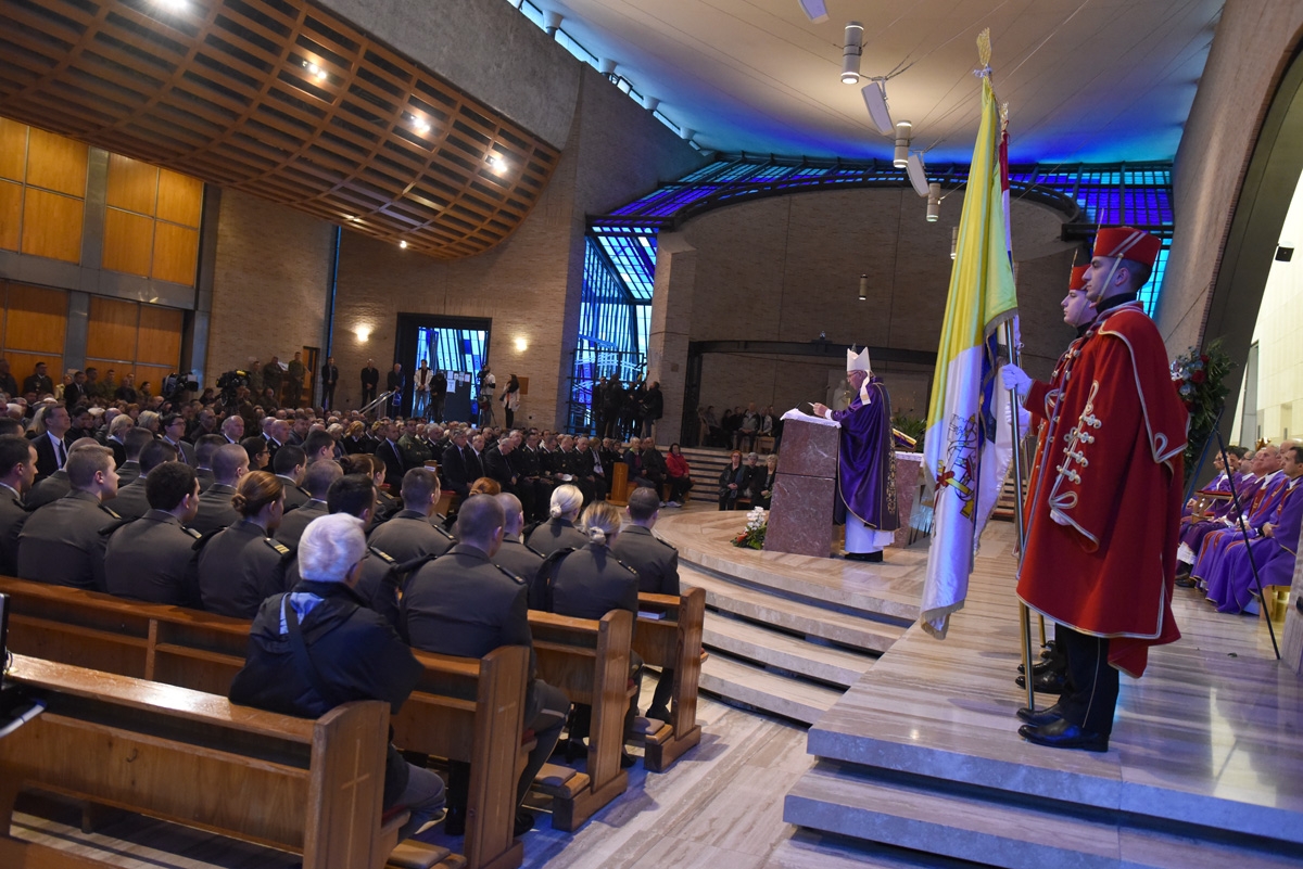 https://www.morh.hr/wp-content/gallery/odrzana-misa-zadusnica-za-poginule-i-umrle-hrvatske-branitelje/dusni_dan_svi_sveti_branitelji_sveta_mati_slobode_20181102_11.jpg