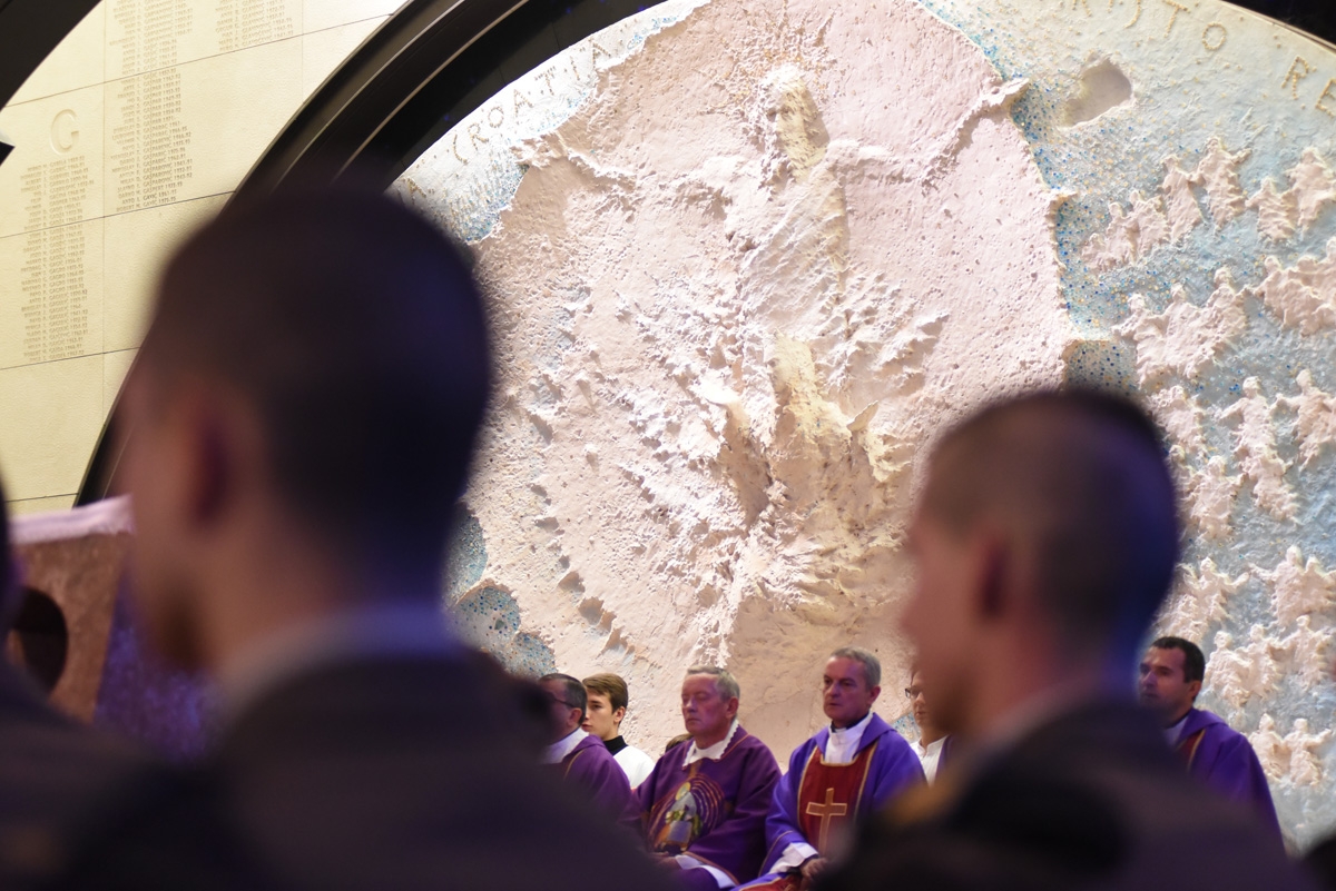 https://www.morh.hr/wp-content/gallery/odrzana-misa-zadusnica-za-poginule-i-umrle-hrvatske-branitelje/dusni_dan_svi_sveti_branitelji_sveta_mati_slobode_20181102_12.jpg