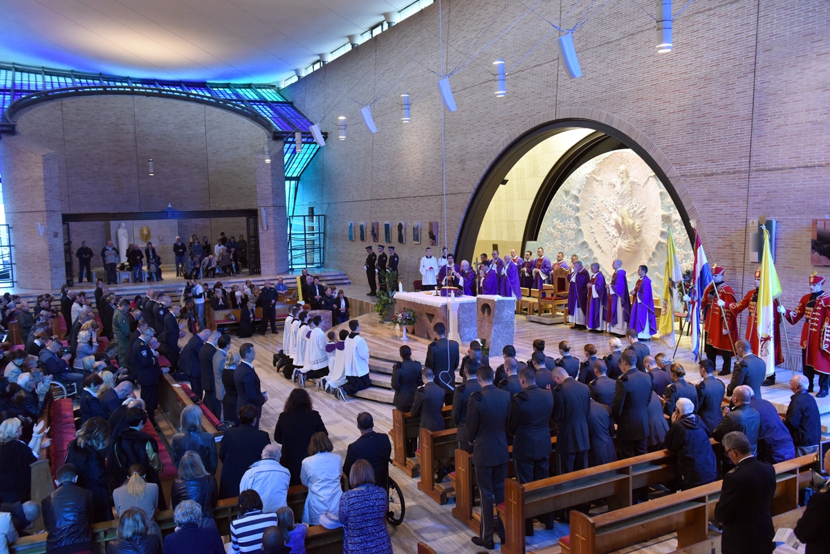 https://www.morh.hr/wp-content/gallery/odrzana-misa-zadusnica-za-poginule-i-umrle-hrvatske-branitelje/dusni_dan_svi_sveti_branitelji_sveta_mati_slobode_20181102_15.jpg