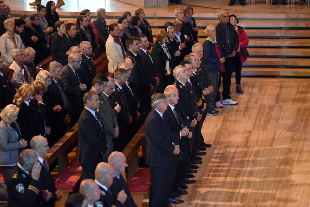 https://www.morh.hr/wp-content/gallery/odrzana-misa-zadusnica-za-poginule-i-umrle-hrvatske-branitelje/dusni_dan_svi_sveti_branitelji_sveta_mati_slobode_20181102_17.jpg