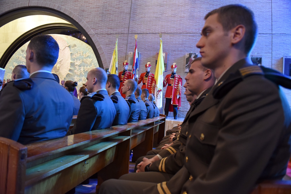 https://www.morh.hr/wp-content/gallery/odrzana-misa-zadusnica-za-poginule-i-umrle-hrvatske-branitelje/dusni_dan_svi_sveti_branitelji_sveta_mati_slobode_20181102_18.jpg