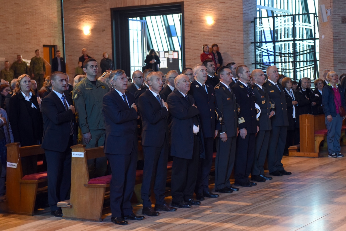https://www.morh.hr/wp-content/gallery/odrzana-misa-zadusnica-za-poginule-i-umrle-hrvatske-branitelje/dusni_dan_svi_sveti_branitelji_sveta_mati_slobode_20181102_21.jpg