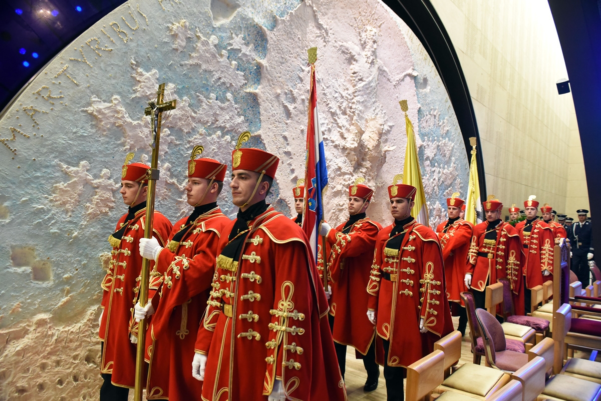 https://www.morh.hr/wp-content/gallery/odrzana-misa-zadusnica-za-poginule-i-umrle-hrvatske-branitelje/dusni_dan_svi_sveti_branitelji_sveta_mati_slobode_20181102_23.jpg
