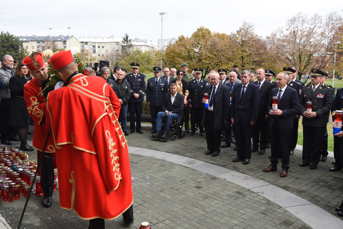 https://www.morh.hr/wp-content/gallery/odrzana-misa-zadusnica-za-poginule-i-umrle-hrvatske-branitelje/dusni_dan_svi_sveti_branitelji_sveta_mati_slobode_20181102_25.jpg