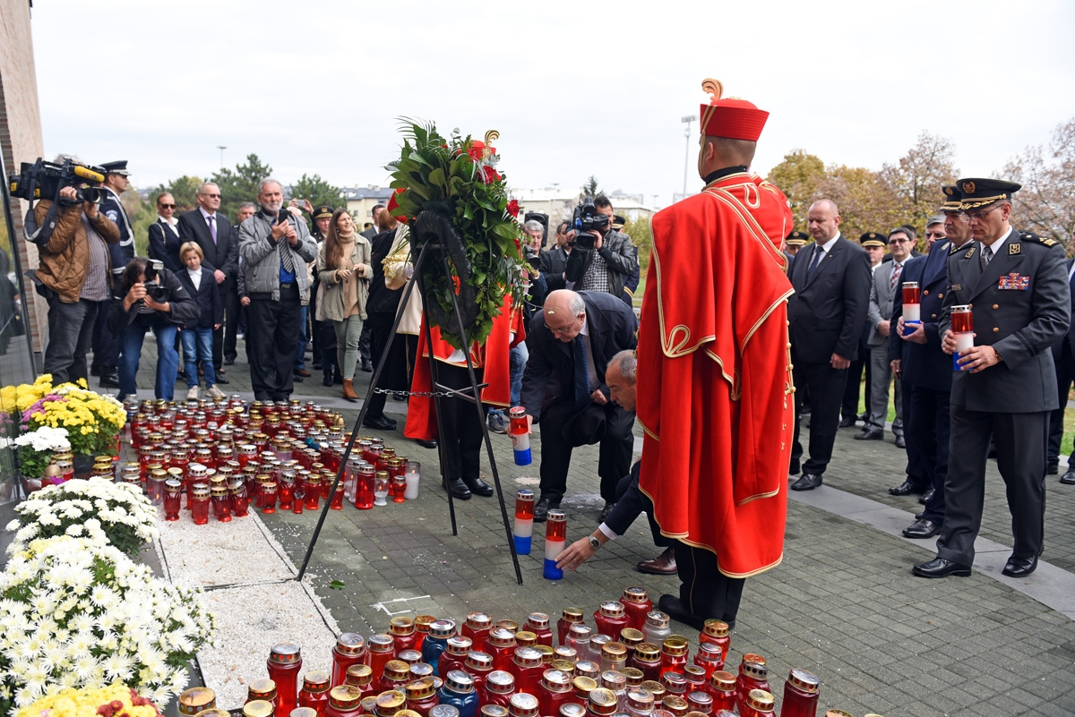 https://www.morh.hr/wp-content/gallery/odrzana-misa-zadusnica-za-poginule-i-umrle-hrvatske-branitelje/dusni_dan_svi_sveti_branitelji_sveta_mati_slobode_20181102_27.jpg
