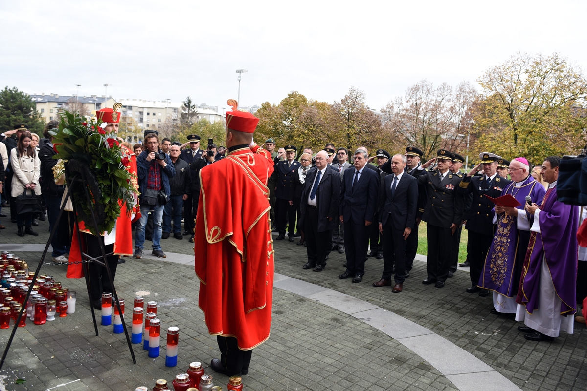 https://www.morh.hr/wp-content/gallery/odrzana-misa-zadusnica-za-poginule-i-umrle-hrvatske-branitelje/dusni_dan_svi_sveti_branitelji_sveta_mati_slobode_20181102_28.jpg
