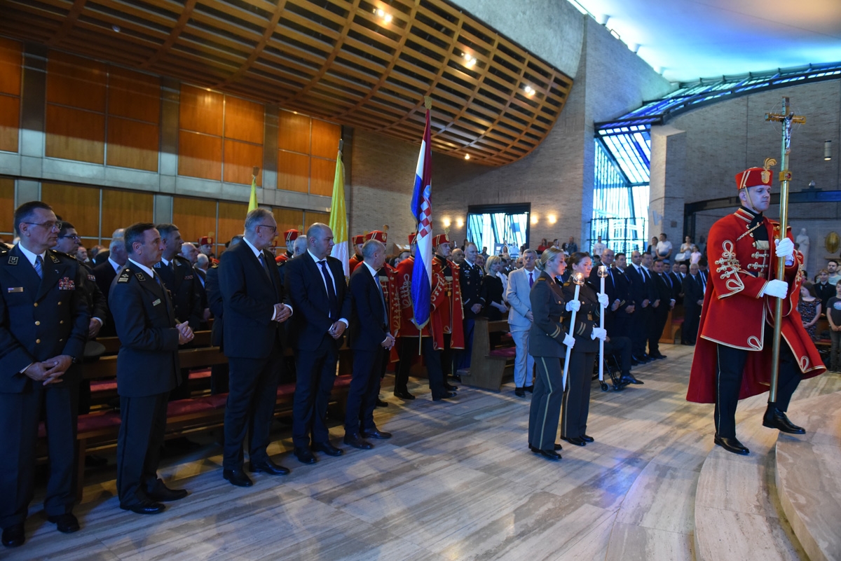 https://www.morh.hr/wp-content/gallery/odrzana-misa-zadusnica-za-stradale-u-domovinskom-ratu/misa_26052019_02.jpg