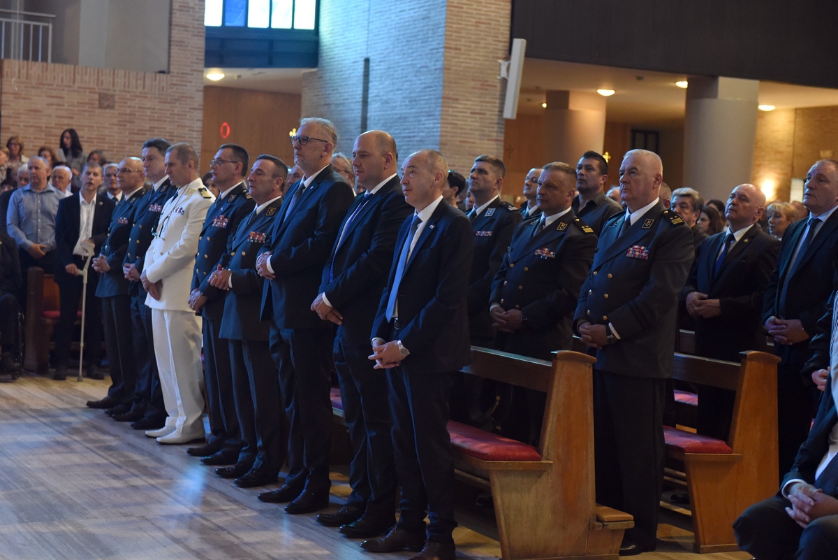 https://www.morh.hr/wp-content/gallery/odrzana-misa-zadusnica-za-stradale-u-domovinskom-ratu/misa_26052019_04.jpg