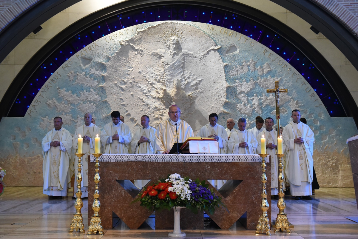 https://www.morh.hr/wp-content/gallery/odrzana-misa-zadusnica-za-stradale-u-domovinskom-ratu/misa_26052019_05.jpg