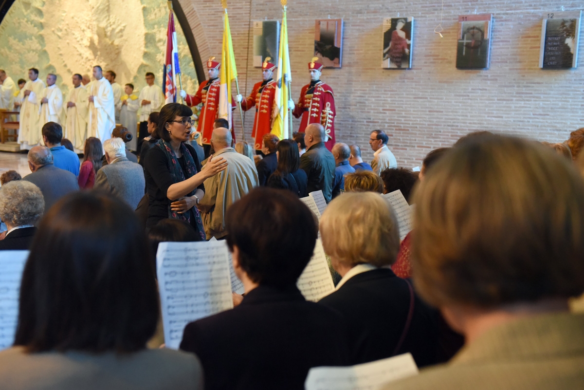 https://www.morh.hr/wp-content/gallery/odrzana-misa-zadusnica-za-stradale-u-domovinskom-ratu/misa_26052019_08.jpg