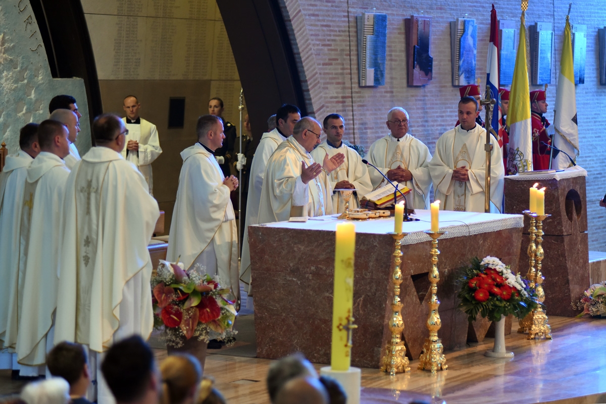 https://www.morh.hr/wp-content/gallery/odrzana-misa-zadusnica-za-stradale-u-domovinskom-ratu/misa_26052019_16.jpg