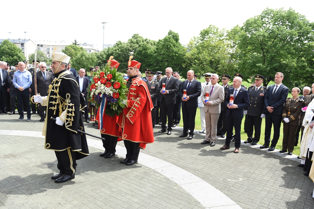 https://www.morh.hr/wp-content/gallery/odrzana-misa-zadusnica-za-stradale-u-domovinskom-ratu/misa_26052019_24.jpg