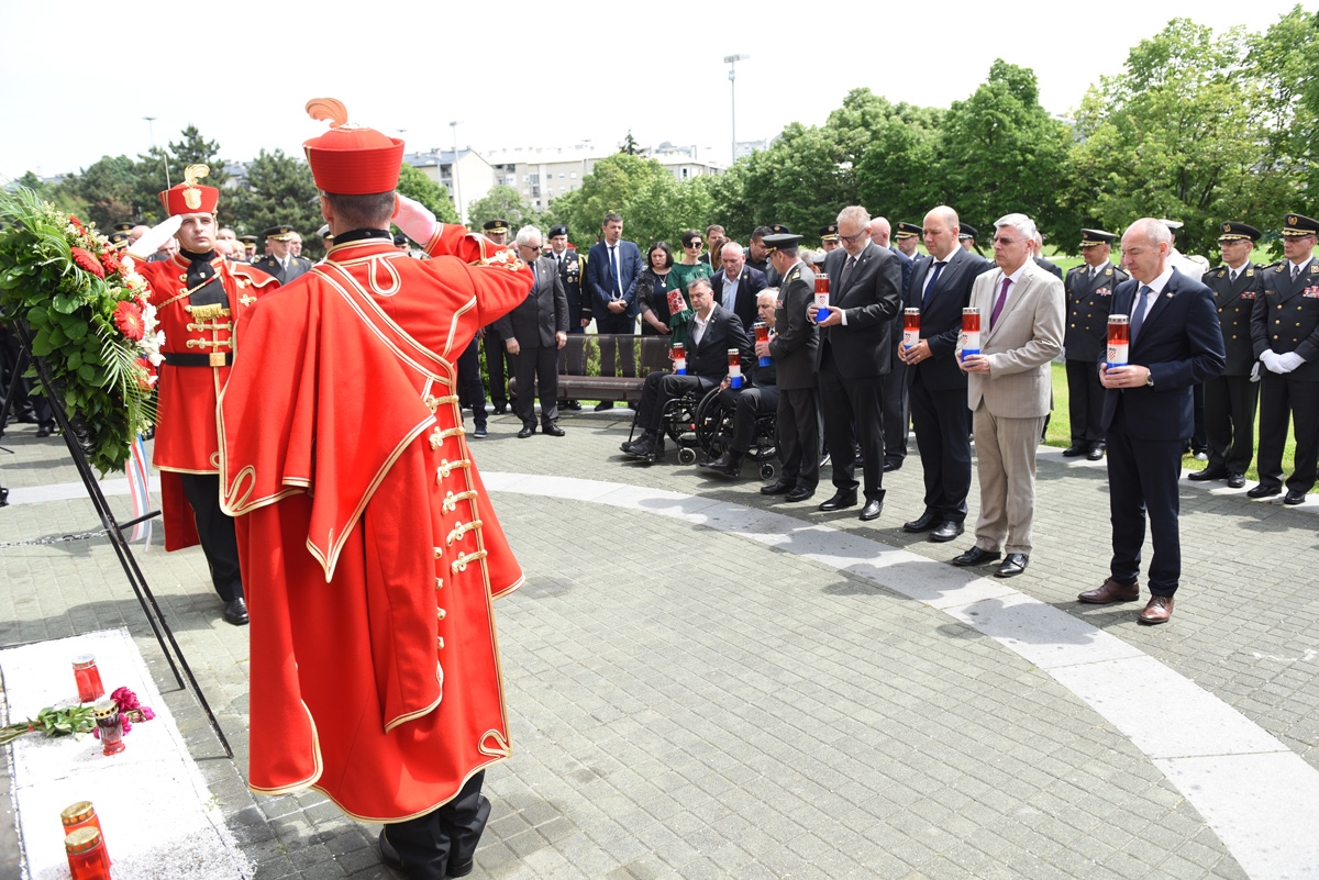 https://www.morh.hr/wp-content/gallery/odrzana-misa-zadusnica-za-stradale-u-domovinskom-ratu/misa_26052019_25.jpg