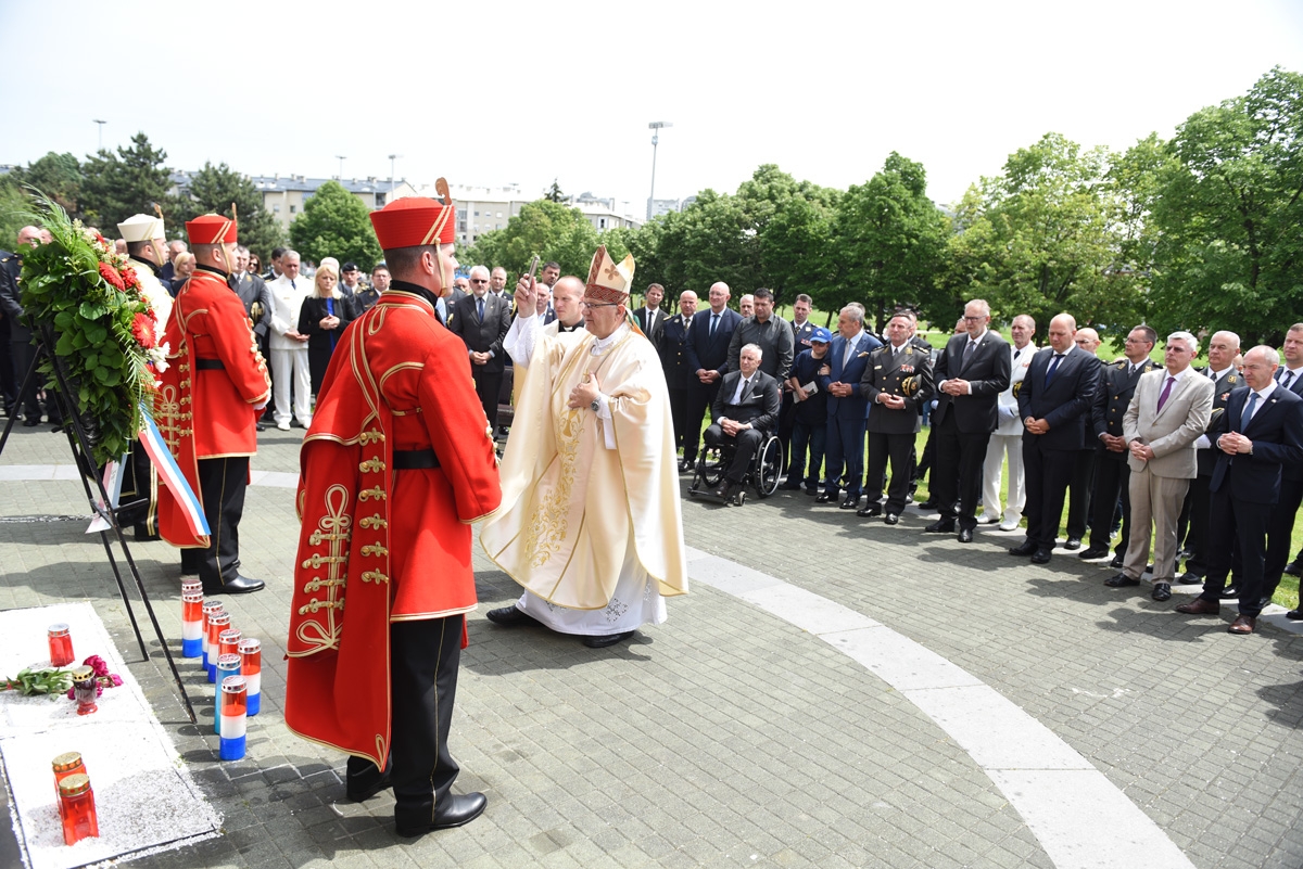 https://www.morh.hr/wp-content/gallery/odrzana-misa-zadusnica-za-stradale-u-domovinskom-ratu/misa_26052019_29.jpg