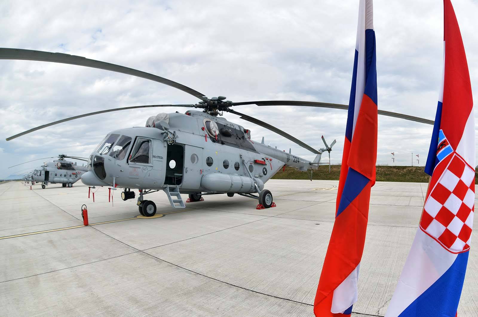 https://www.morh.hr/wp-content/gallery/odrzana-prezentacija-remontiranih-helikoptera-mi-171sh-na-plesu/remontirani_helikopteri_mi_171_sh_190719_27.jpg