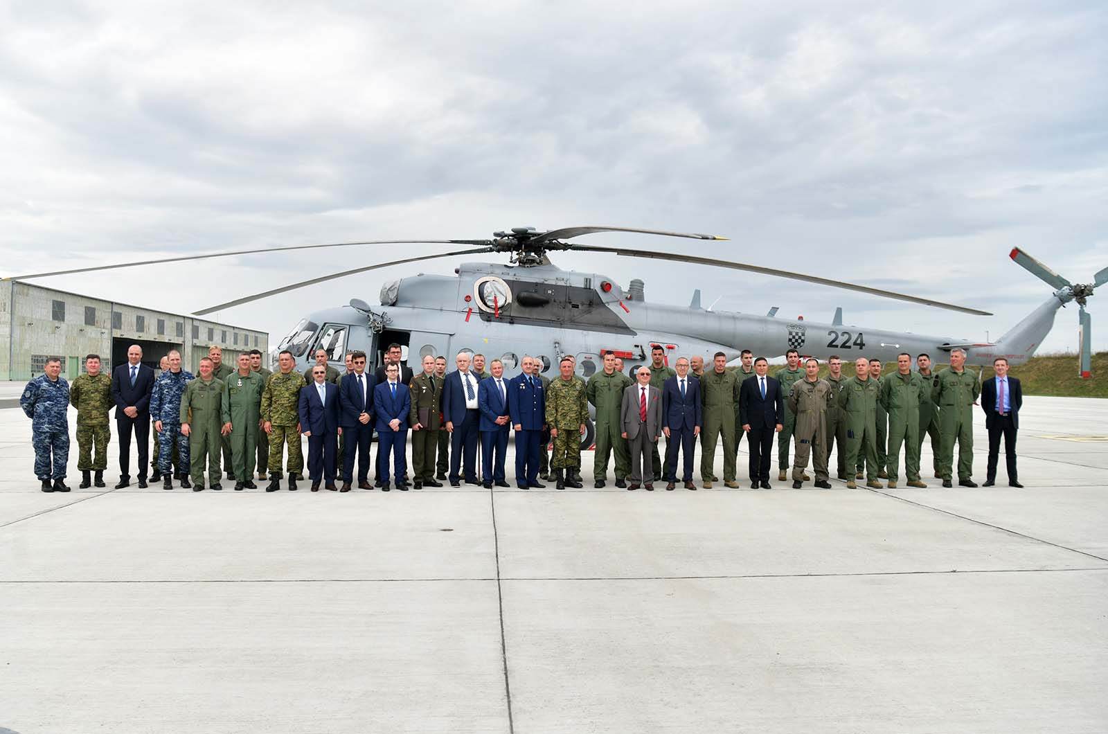 https://www.morh.hr/wp-content/gallery/odrzana-prezentacija-remontiranih-helikoptera-mi-171sh-na-plesu/remontirani_helikopteri_mi_171_sh_190719_46.jpg