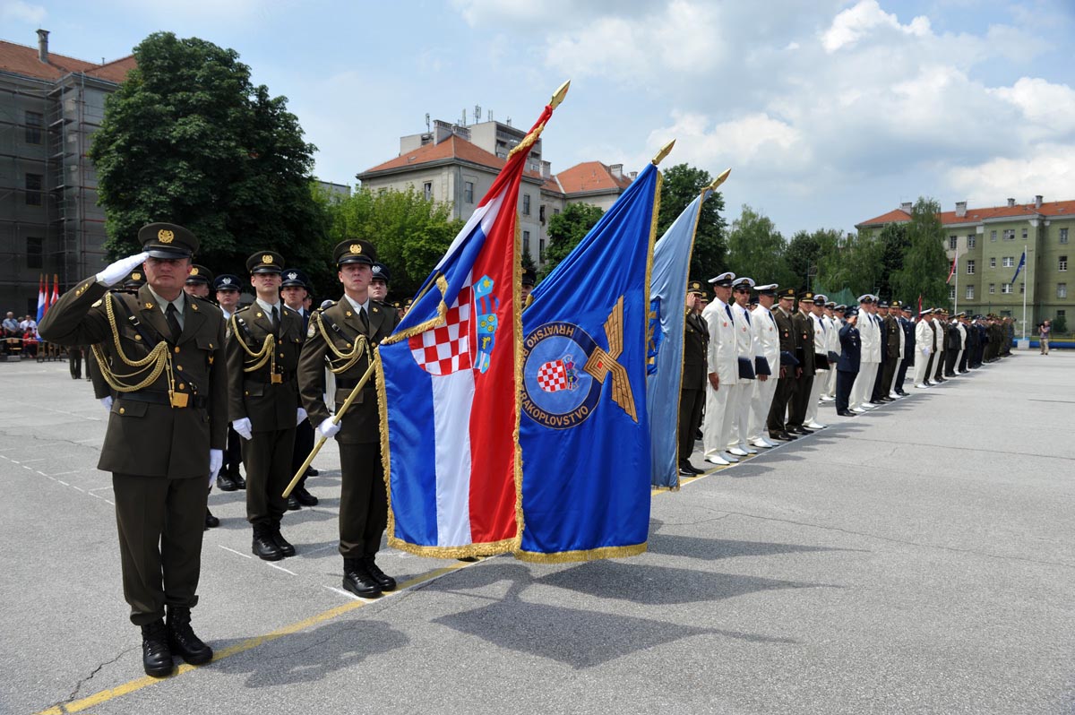 https://www.morh.hr/wp-content/gallery/odrzana-promocija-polaznika-vojnih-skola/promocija_18062014_18.jpg