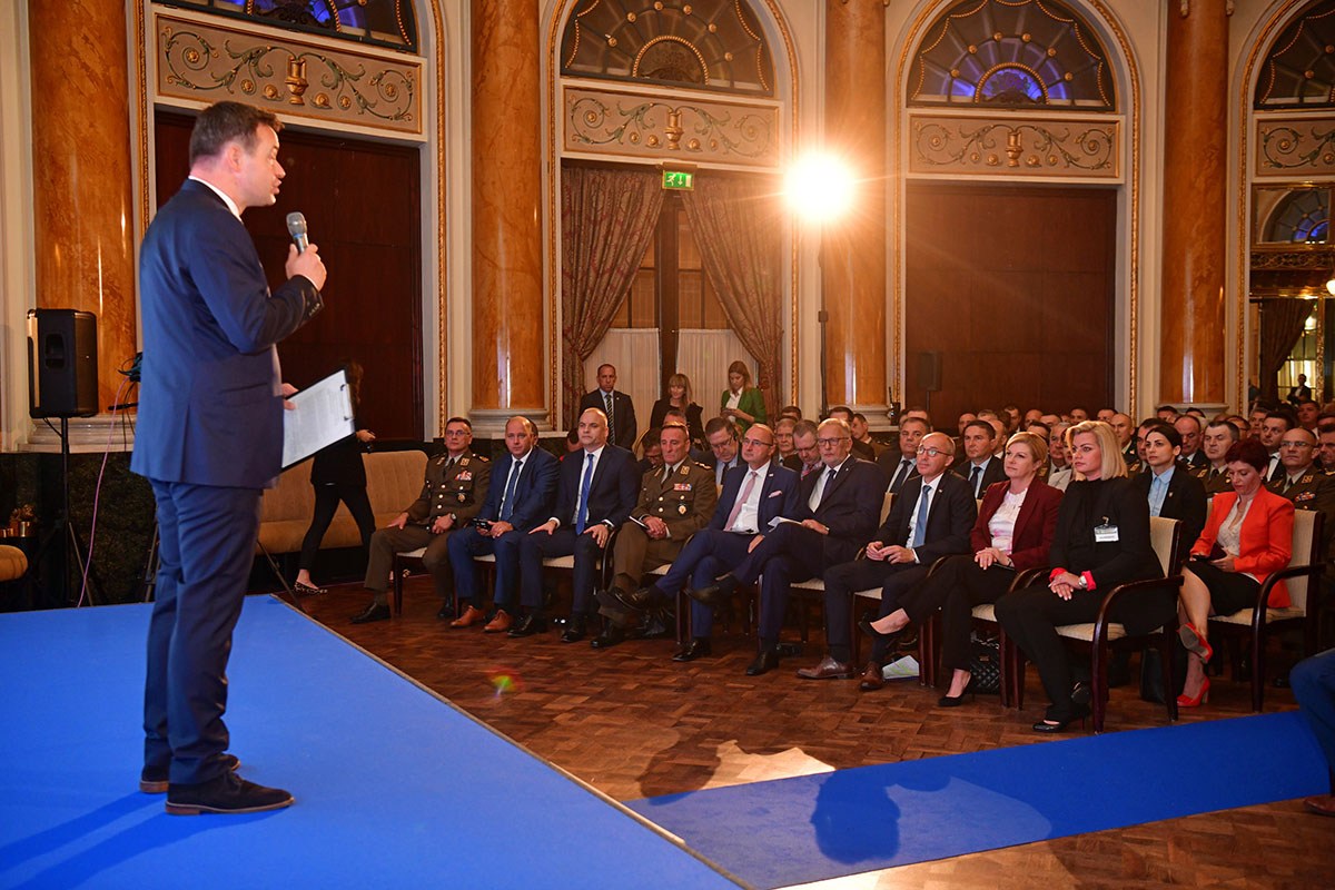 https://www.morh.hr/wp-content/gallery/odrzana-prva-medunarodna-konferencija-o-domovinskoj-sigurnosti-1/medunarodna-konferencija-na-temu-domovinske-sigurnosti_17092019_03.jpg