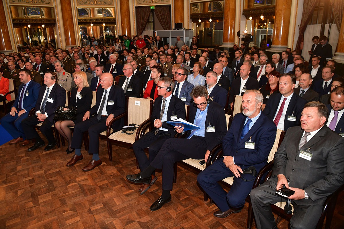 https://www.morh.hr/wp-content/gallery/odrzana-prva-medunarodna-konferencija-o-domovinskoj-sigurnosti-1/medunarodna-konferencija-na-temu-domovinske-sigurnosti_17092019_04.jpg