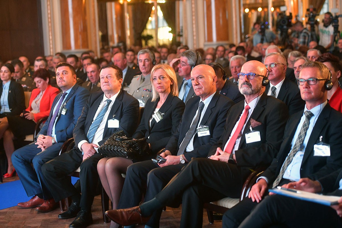 https://www.morh.hr/wp-content/gallery/odrzana-prva-medunarodna-konferencija-o-domovinskoj-sigurnosti-1/medunarodna-konferencija-na-temu-domovinske-sigurnosti_17092019_20.jpg