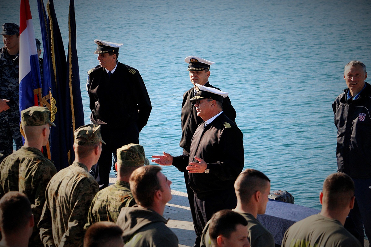 https://www.morh.hr/wp-content/gallery/odrzana-regata-kutera-hrm-a-u-povodu-blagdana-svetog-nikole/regata_04122019_08.jpg