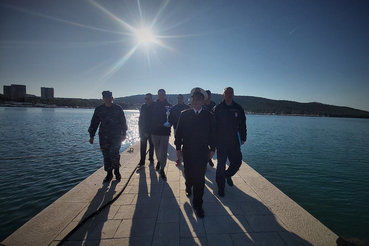 https://www.morh.hr/wp-content/gallery/odrzana-regata-kutera-hrm-a-u-povodu-blagdana-svetog-nikole/regata_04122019_14.jpg