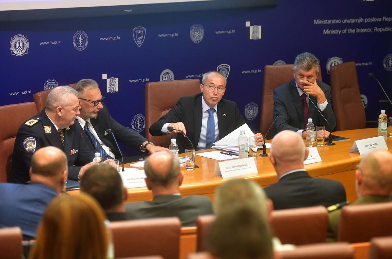 https://www.morh.hr/wp-content/gallery/odrzana-sjednica-koordinacije-za-sustav-domovinske-sigurnosti/koordinacija_za_sustav_domovinske_sigurnosti_190719_17.jpg