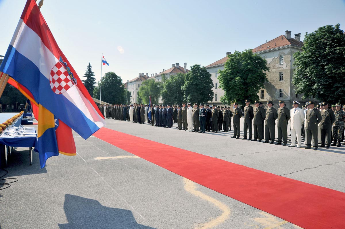 https://www.morh.hr/wp-content/gallery/odrzana-svecana-promocija-polaznika-vojnih-skola-na-hvu/hvu_21062013_02.jpg