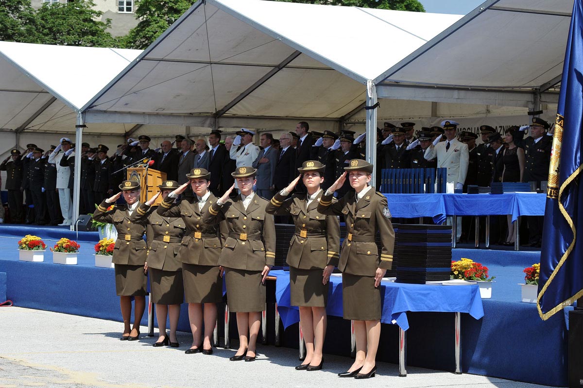 https://www.morh.hr/wp-content/gallery/odrzana-svecana-promocija-polaznika-vojnih-skola-na-hvu/hvu_21062013_09.jpg