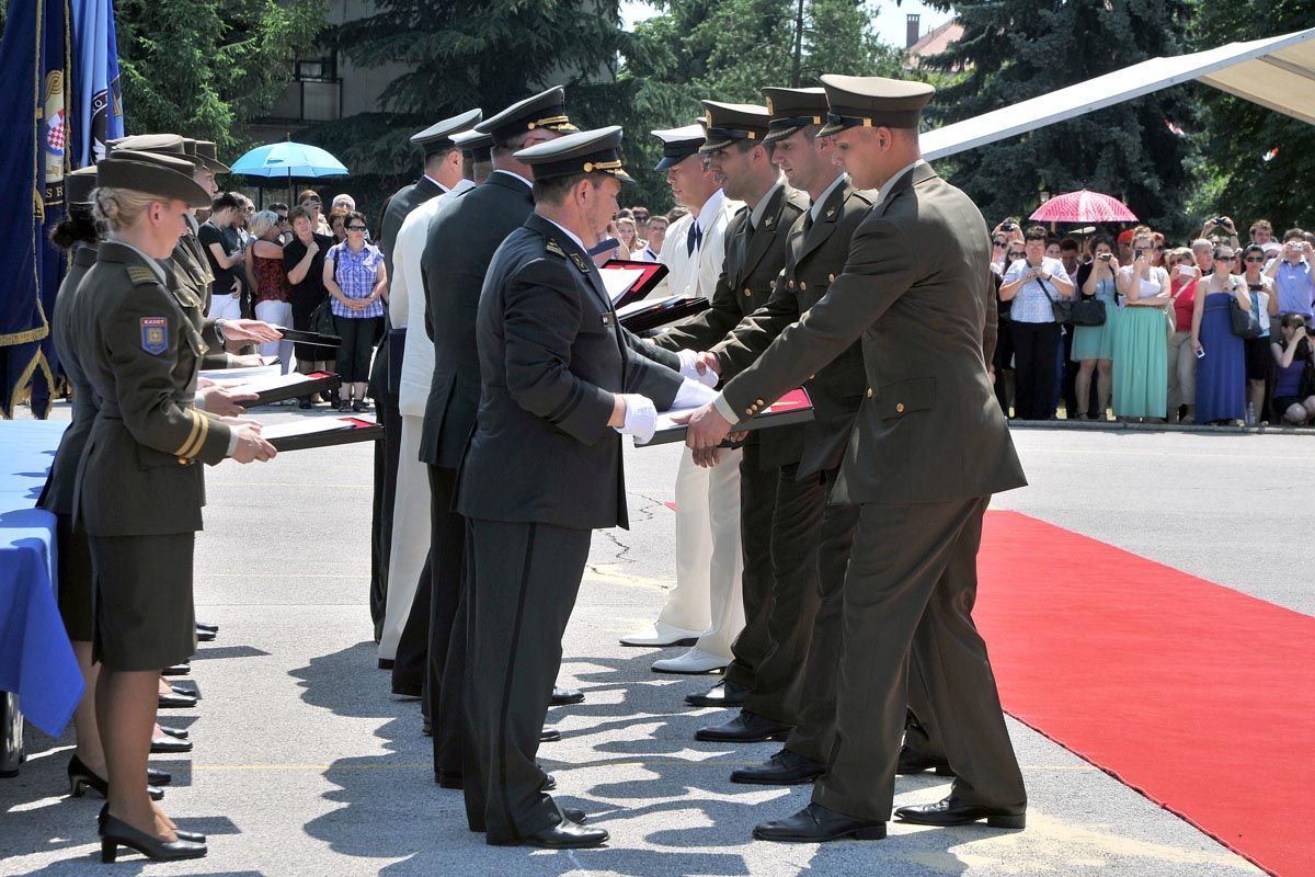 https://www.morh.hr/wp-content/gallery/odrzana-svecana-promocija-polaznika-vojnih-skola-na-hvu/hvu_21062013_12.jpg