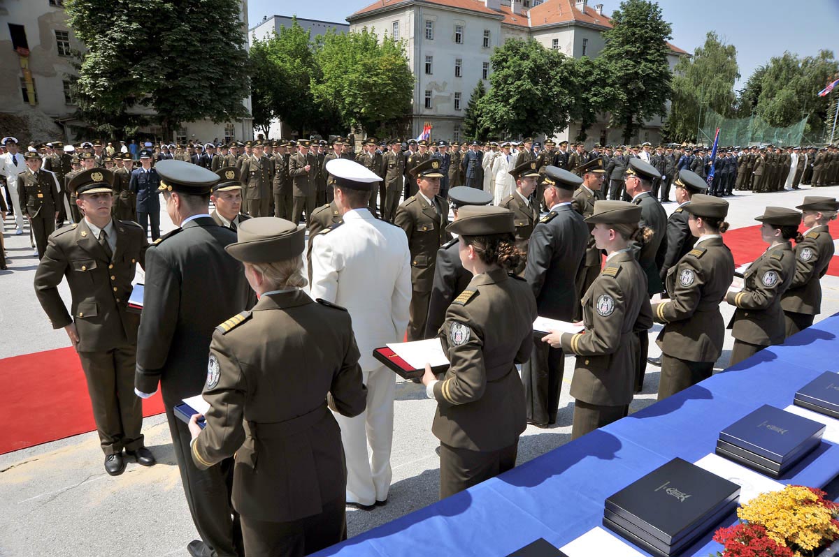https://www.morh.hr/wp-content/gallery/odrzana-svecana-promocija-polaznika-vojnih-skola-na-hvu/hvu_21062013_13.jpg