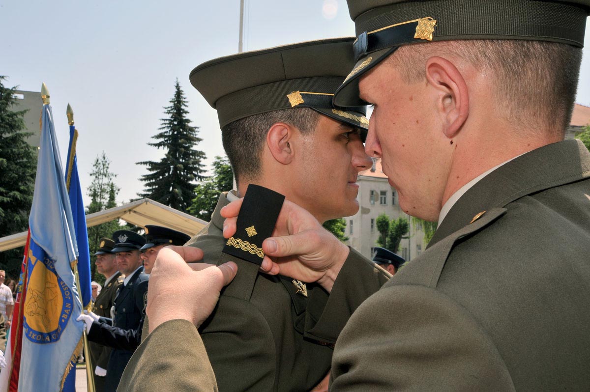 https://www.morh.hr/wp-content/gallery/odrzana-svecana-promocija-polaznika-vojnih-skola-na-hvu/hvu_21062013_27.jpg