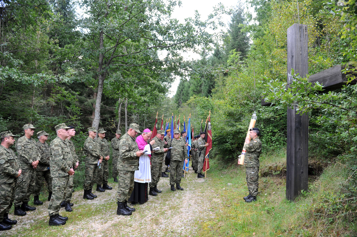 https://www.morh.hr/wp-content/gallery/odrzano-prvo-vojno-hodocasce-hrvatske-kopnene-vojske/udbina_09092016_04.jpg