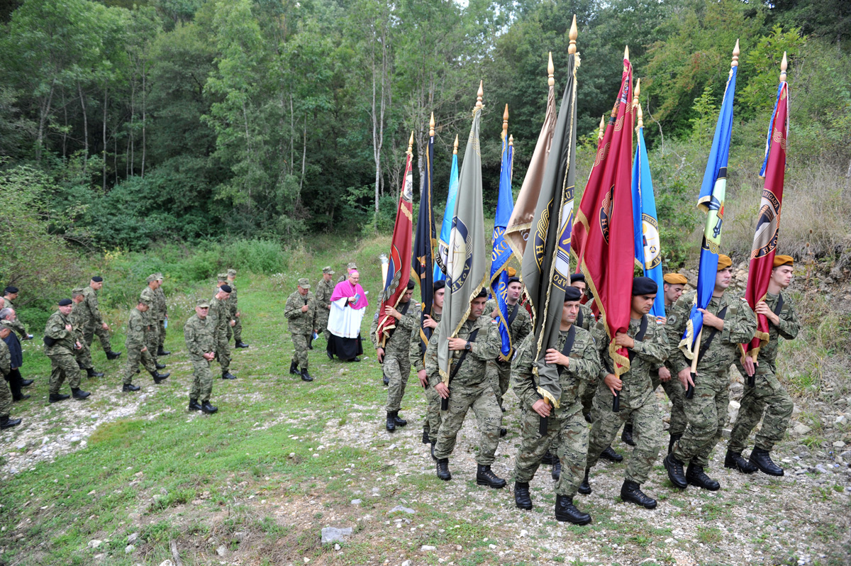 https://www.morh.hr/wp-content/gallery/odrzano-prvo-vojno-hodocasce-hrvatske-kopnene-vojske/udbina_09092016_05.jpg