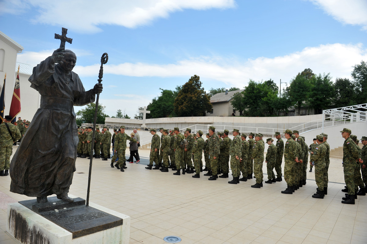 https://www.morh.hr/wp-content/gallery/odrzano-prvo-vojno-hodocasce-hrvatske-kopnene-vojske/udbina_09092016_09.jpg