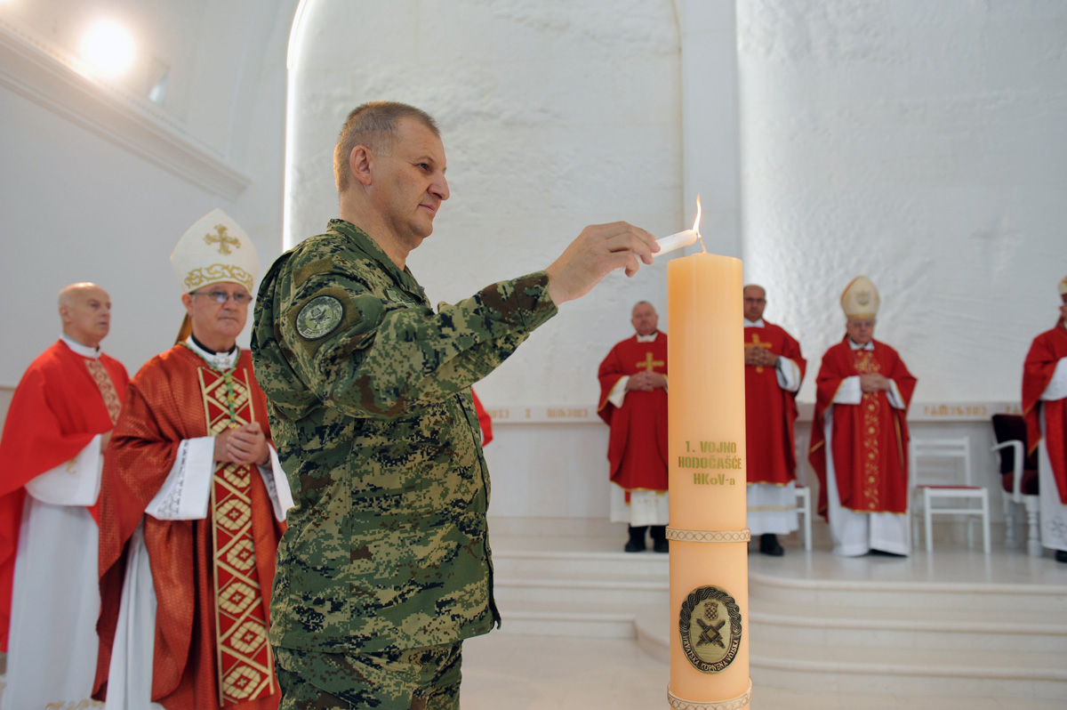 https://www.morh.hr/wp-content/gallery/odrzano-prvo-vojno-hodocasce-hrvatske-kopnene-vojske/udbina_09092016_14.jpg
