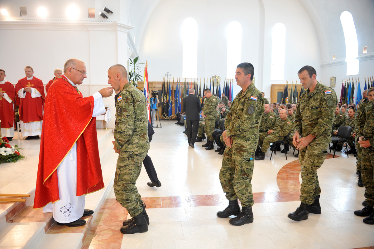 https://www.morh.hr/wp-content/gallery/odrzano-prvo-vojno-hodocasce-hrvatske-kopnene-vojske/udbina_09092016_17.jpg