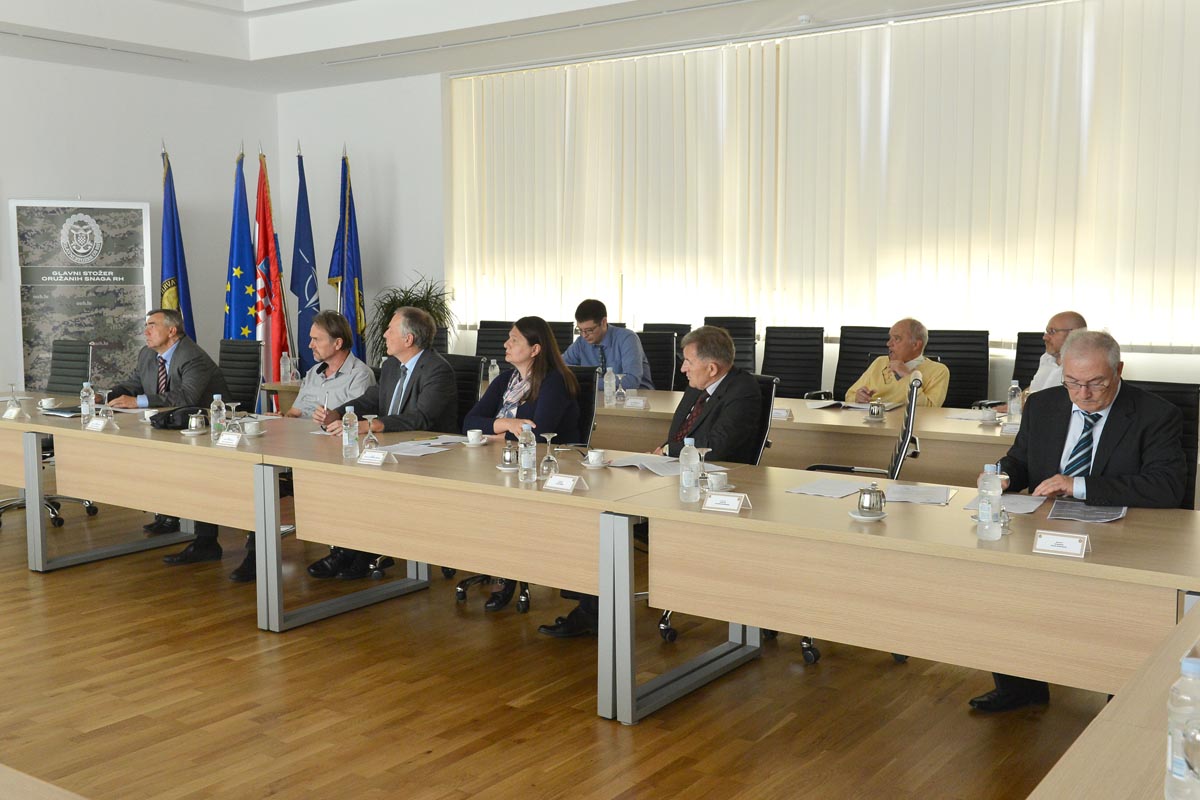 https://www.morh.hr/wp-content/gallery/okrugli-stol-s-predstavnicima-akademske-i-znanstvene-zajednice/hazu_30052017_03.jpg