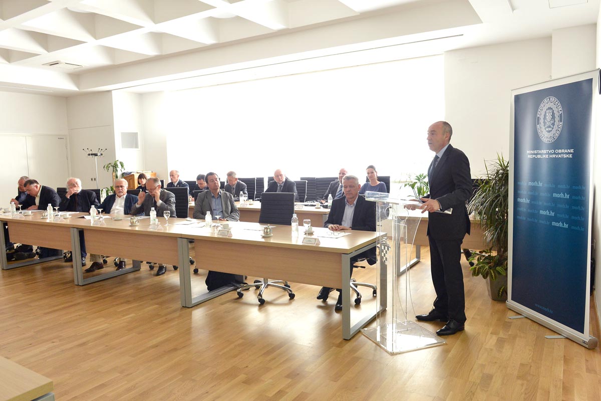https://www.morh.hr/wp-content/gallery/okrugli-stol-s-predstavnicima-akademske-i-znanstvene-zajednice/hazu_30052017_04.jpg