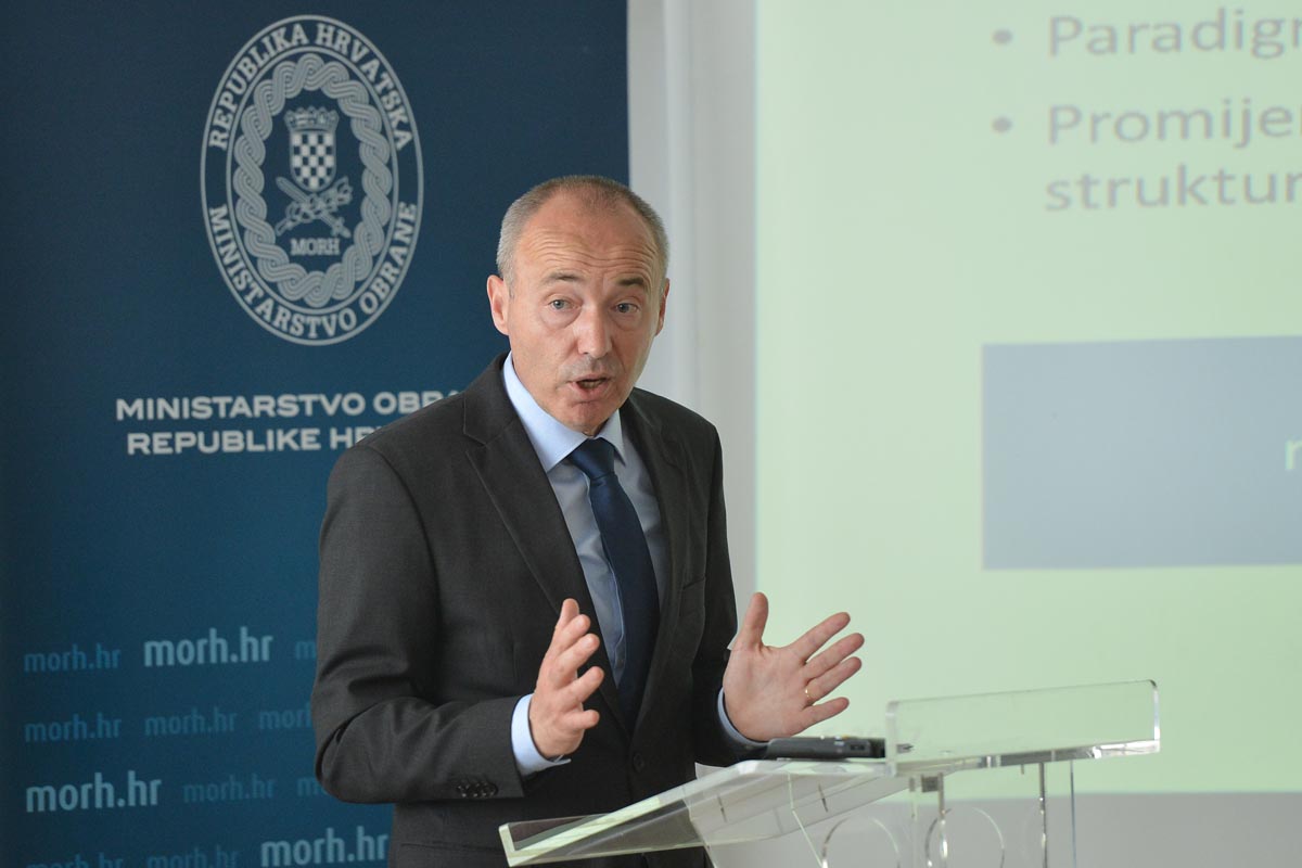 https://www.morh.hr/wp-content/gallery/okrugli-stol-s-predstavnicima-akademske-i-znanstvene-zajednice/hazu_30052017_05.jpg