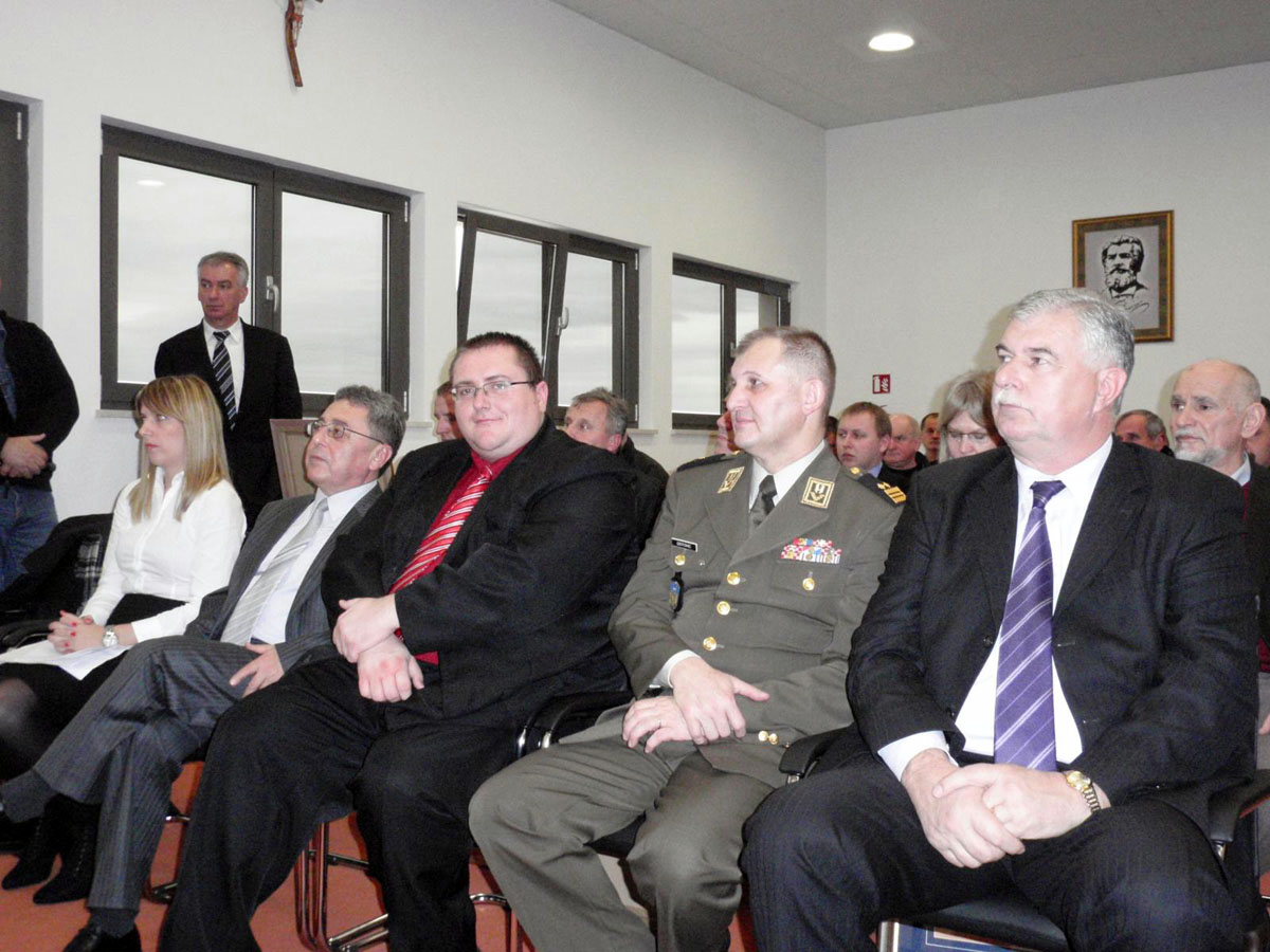 https://www.morh.hr/wp-content/gallery/opina-jasenice-nagradila-bojnu-za-logistiku-potporu-zzp-a/urucenje_23012013_2.jpg