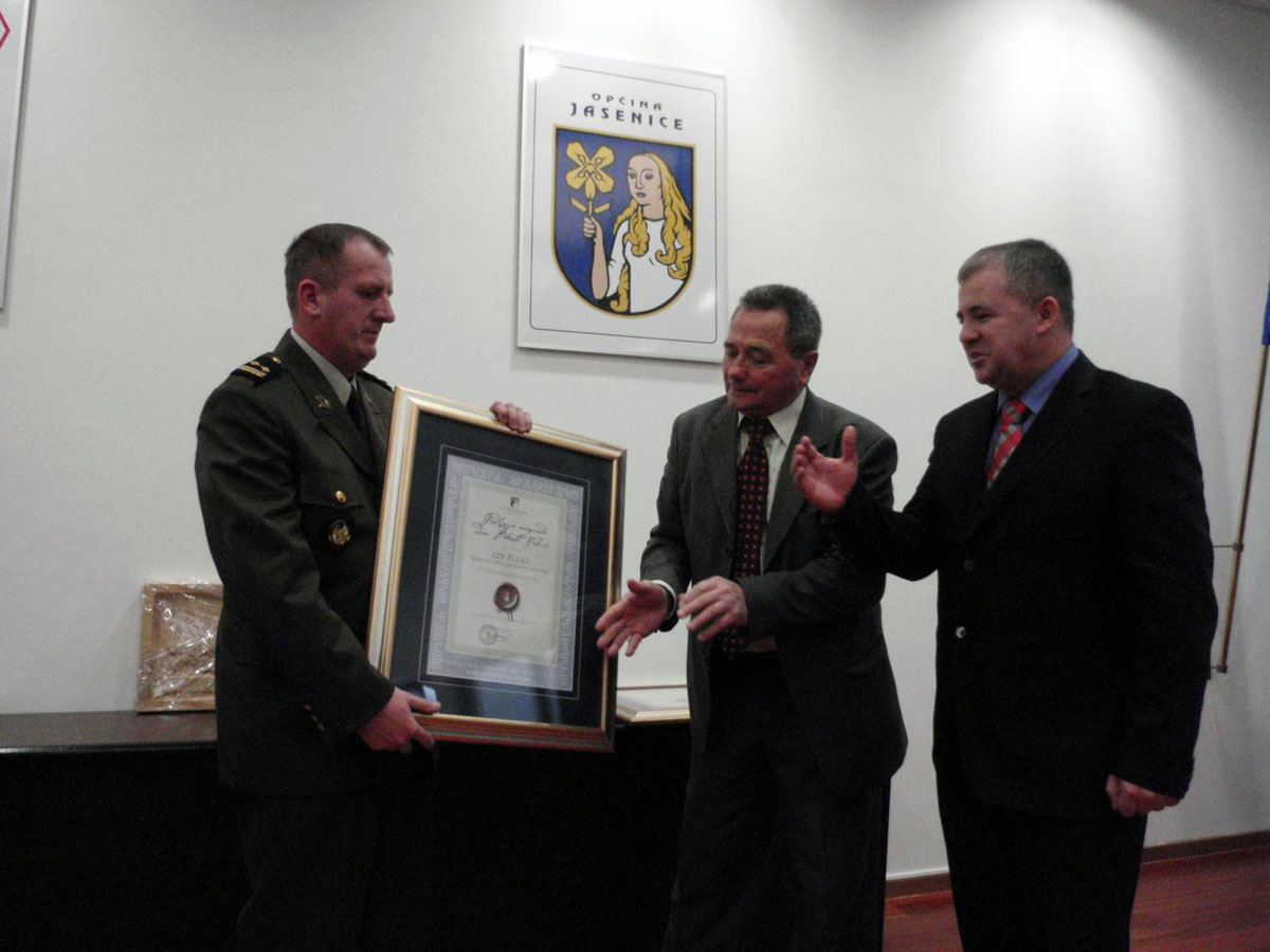 https://www.morh.hr/wp-content/gallery/opina-jasenice-nagradila-bojnu-za-logistiku-potporu-zzp-a/urucenje_23012013_3.jpg