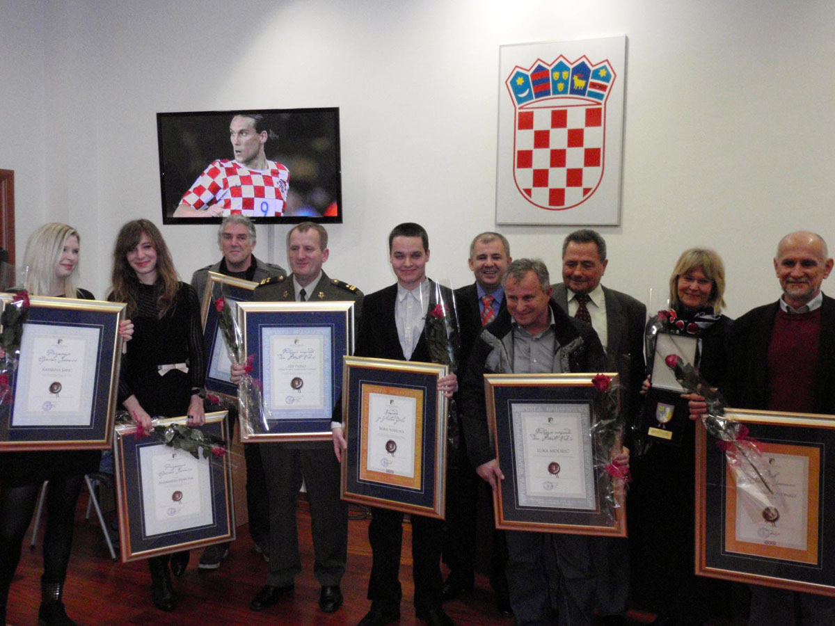 https://www.morh.hr/wp-content/gallery/opina-jasenice-nagradila-bojnu-za-logistiku-potporu-zzp-a/urucenje_23012013_4.jpg