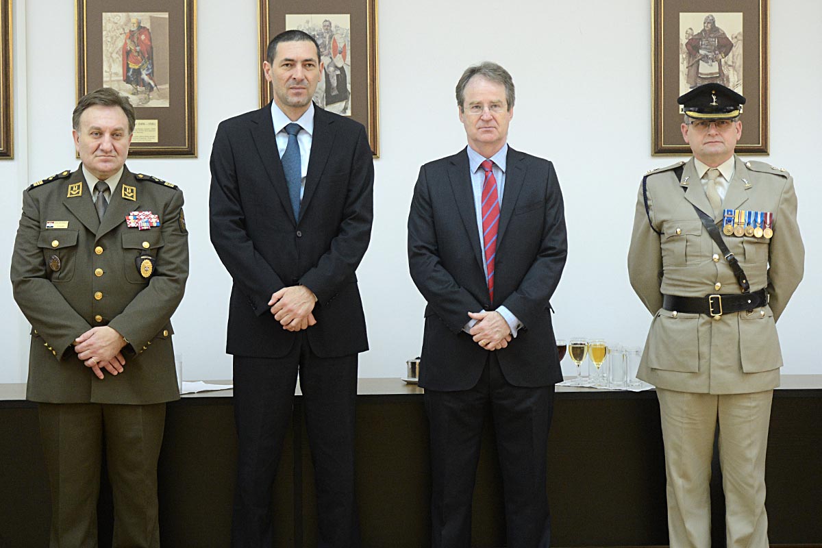 https://www.morh.hr/wp-content/gallery/oprostajni-posjet-vojnog-izaslanikavelike-britanije-morh-u/uk_viz_mo_29042014_02.jpg