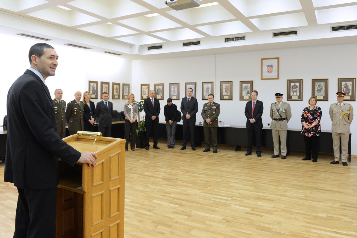 https://www.morh.hr/wp-content/gallery/oprostajni-posjet-vojnog-izaslanikavelike-britanije-morh-u/uk_viz_mo_29042014_09.jpg
