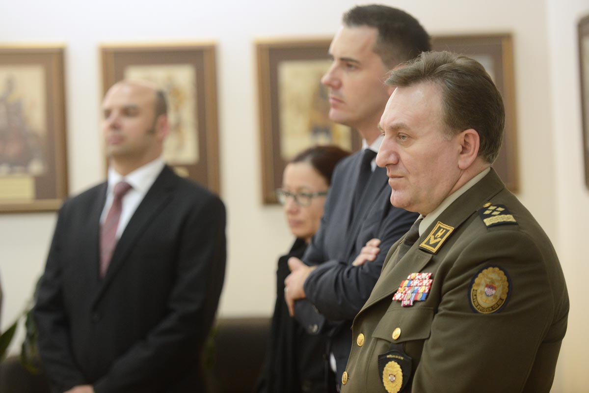 https://www.morh.hr/wp-content/gallery/oprostajni-posjet-vojnog-izaslanikavelike-britanije-morh-u/uk_viz_mo_29042014_10.jpg