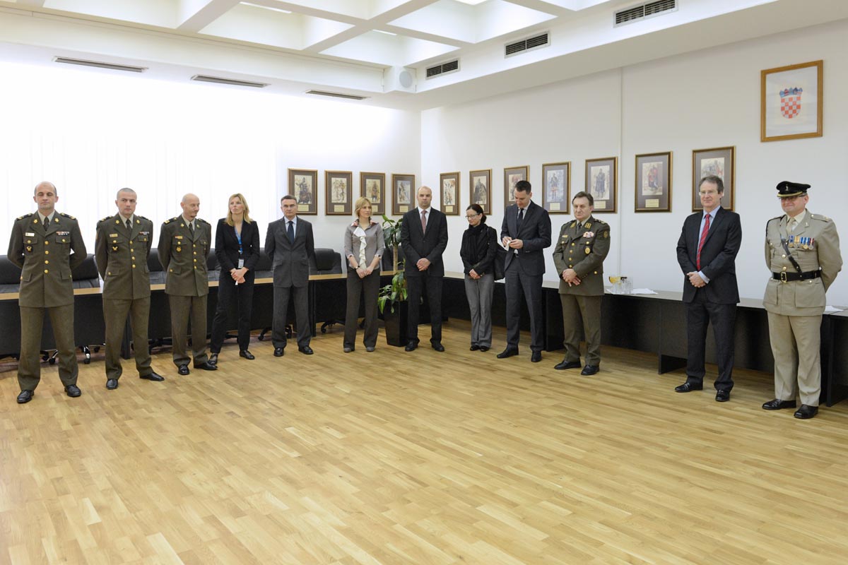 https://www.morh.hr/wp-content/gallery/oprostajni-posjet-vojnog-izaslanikavelike-britanije-morh-u/uk_viz_mo_29042014_13.jpg