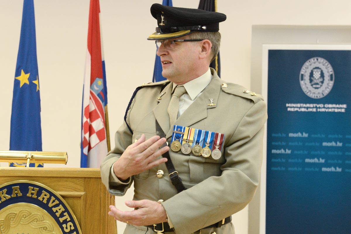 https://www.morh.hr/wp-content/gallery/oprostajni-posjet-vojnog-izaslanikavelike-britanije-morh-u/uk_viz_mo_29042014_16.jpg