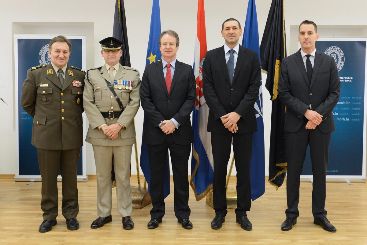 https://www.morh.hr/wp-content/gallery/oprostajni-posjet-vojnog-izaslanikavelike-britanije-morh-u/uk_viz_mo_29042014_17.jpg