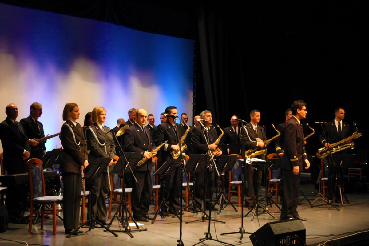 https://www.morh.hr/wp-content/gallery/orkestar-hrvatske-ratne-mornarice-odrzao-koncert-s-vitron-u-leda/orkestar_hrm_30112018_08.jpg